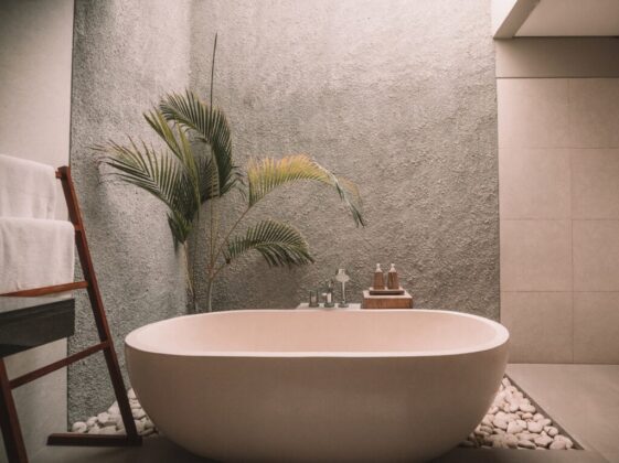 white ceramic bathtub