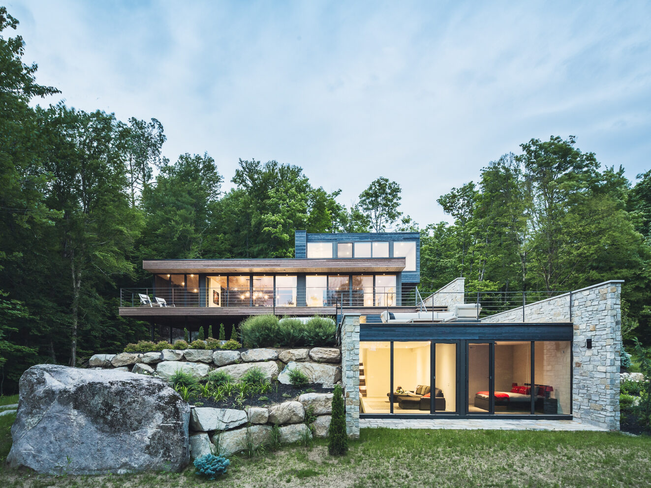 Kanadská rezidence nad jezerem zajímavě kombinuje materiály a zapadá do krajiny